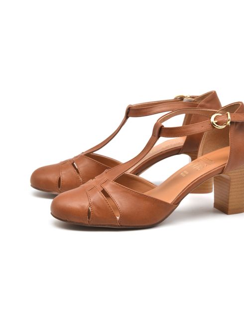 Women’s t-bar pointed pumps